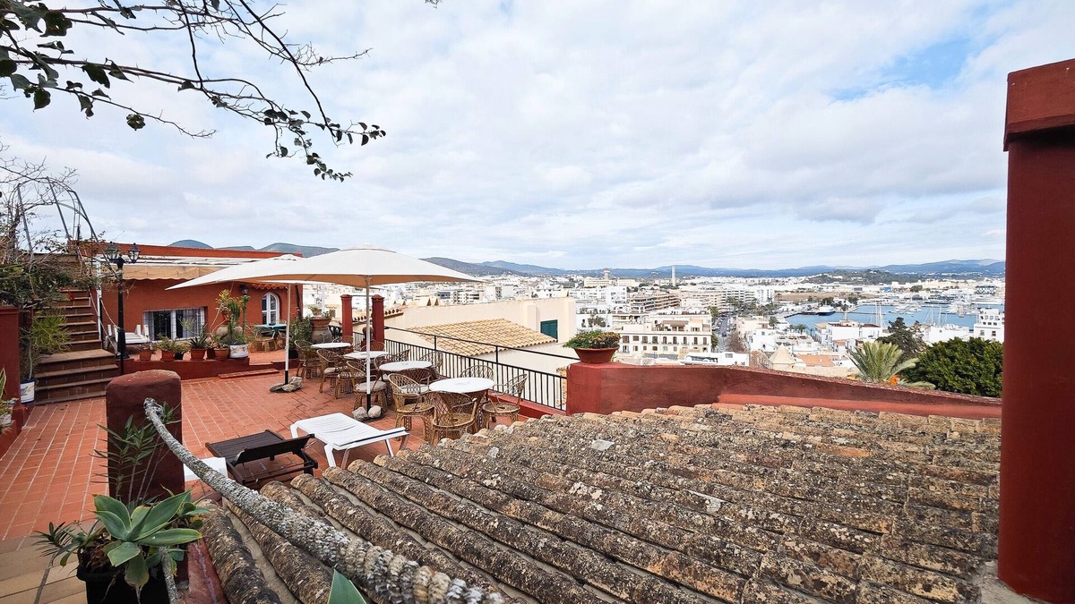 Ibiza City Centre Apartment | Apartment 'Navila' with Shared Pool, Wi-Fi and Air Conditioning