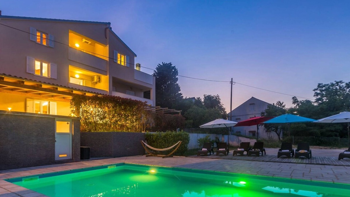 Nerezine Apartment | Apartment NAYA with large heated pool 50m2