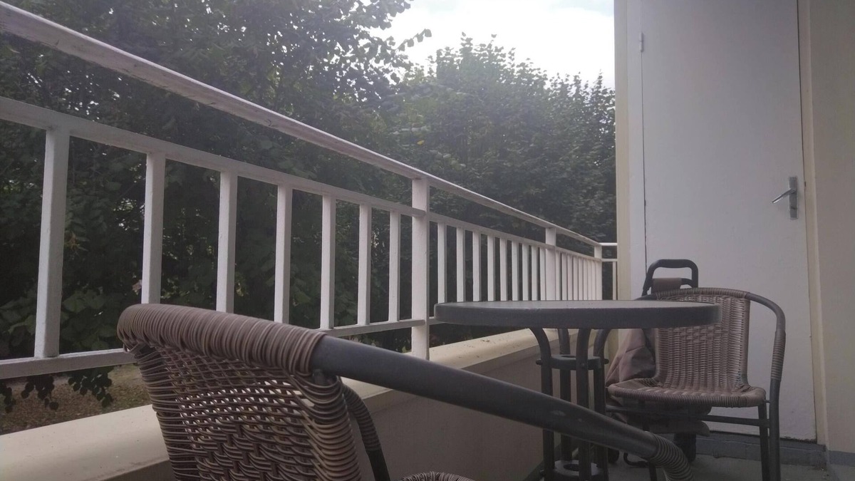 Enghien-les-Bains Apartment | Apartment near the station opposite a tree-lined square