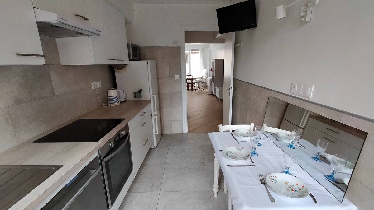 Croix Rousse Apartment | Apartment near Croix Rousse metro station, shops and market