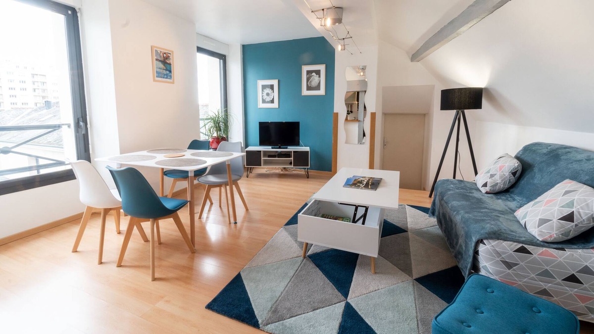 Laval Apartment | Apartment near downtown with parking. 5 people
