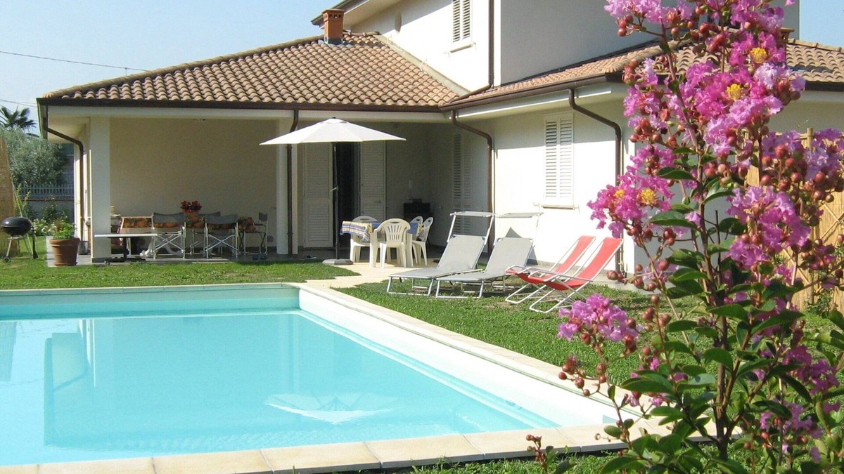 Capannori Apartment | Apartment near Lucca in a modern villa with pool