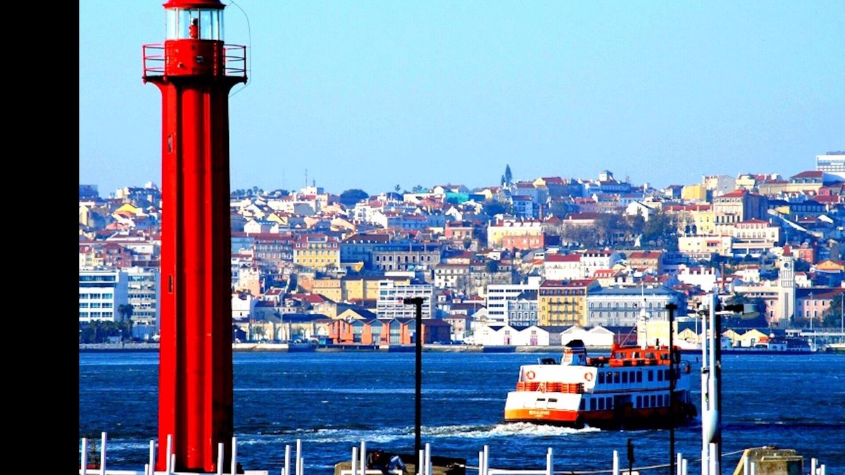 Cacilhas Apartment | Apartment near Tagus River located in South Bay Area.