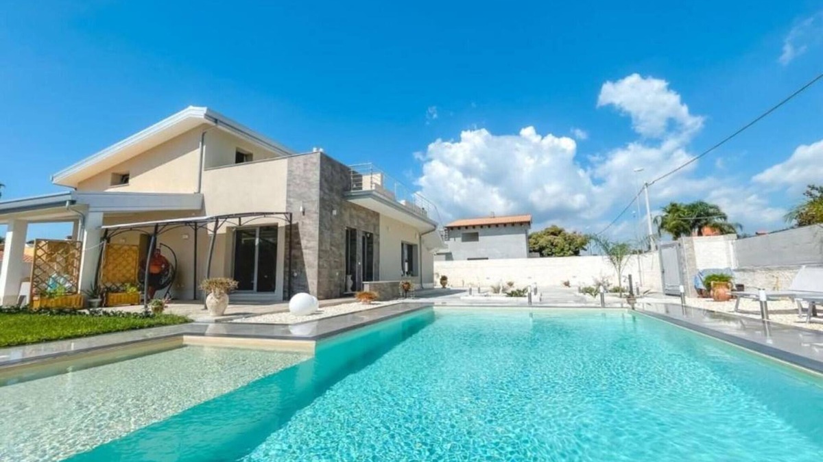 Fontane Bianche Apartment | Apartment 'Nord In Villa Sele' with Shared Pool, Wi-Fi and Air Conditioning