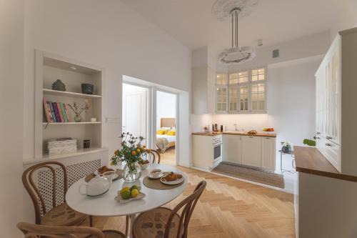Srodmiescie Apartment | Apartment Nowy Świat 61 with parking