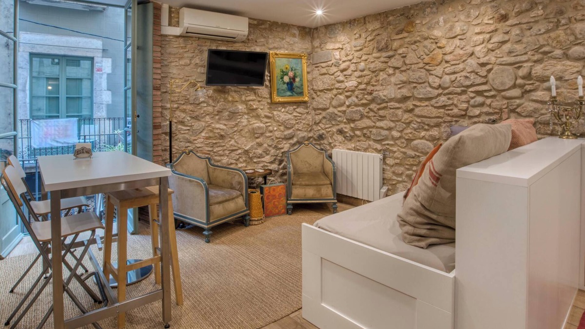 Barri Vell Apartment | Apartment “Old Side Girona one” with Balcony, Wi-Fi & A/C