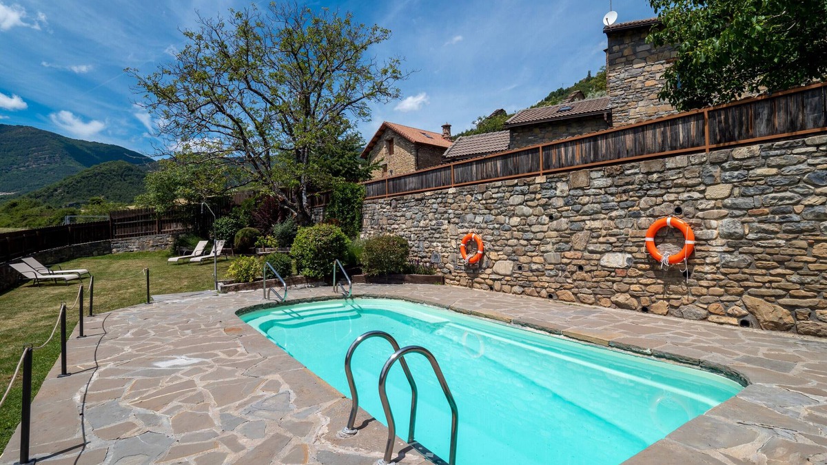 Lardies Apartment | Apartment 'Olmo' with Mountain View, Shared Pool and Wi-Fi