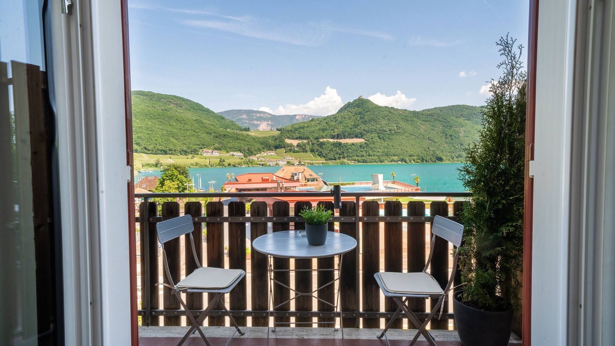 Seestrasse Apartment | Apartment on Lake Kaltern 2