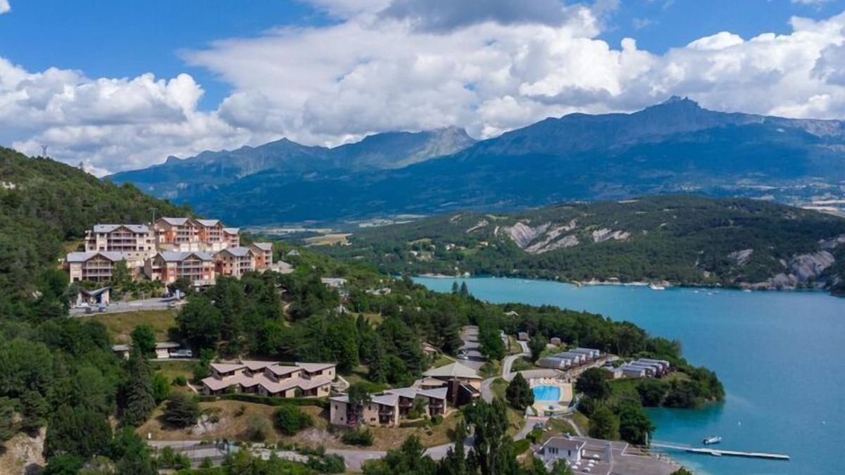 Chorges House | Apartment on Lake Serre-Ponçon with Pool