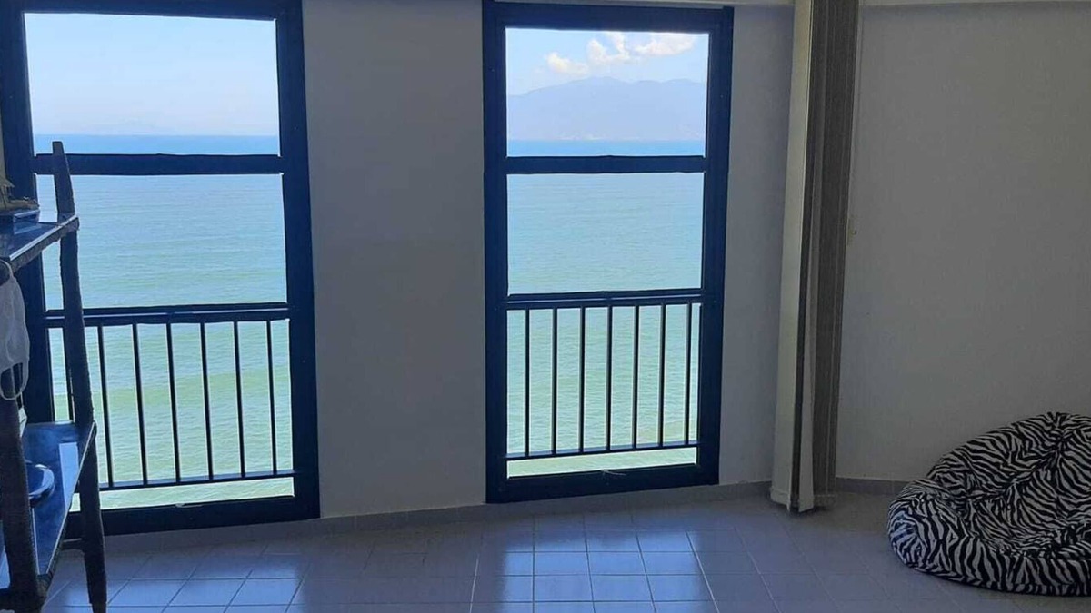 Ipiranga House | Apartment on Martim de Sá beach avenue, sea view, foot in the sand
