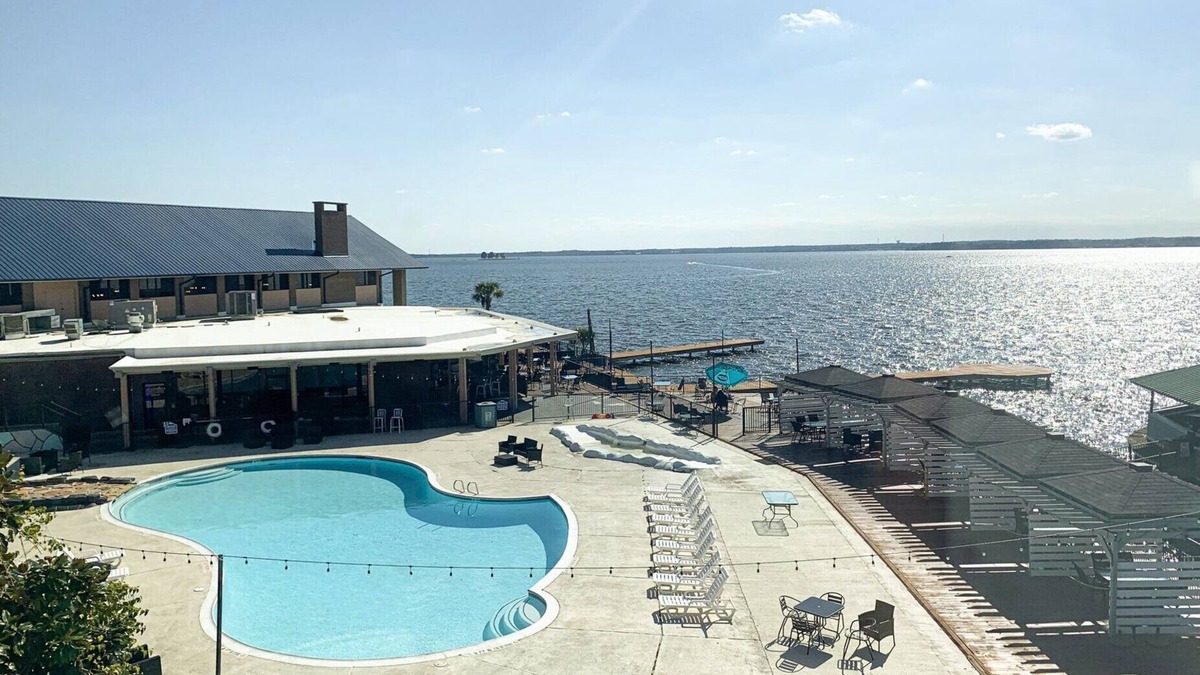 Seven Coves Condo | Apartment on the shores of the lake & amenities!