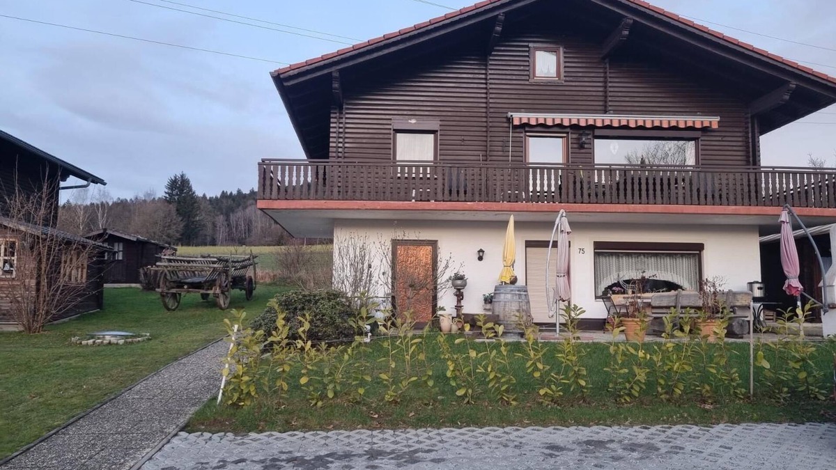 Arrach Apartment | Apartment on the upper floor lovingly furnished with a cozy balcony