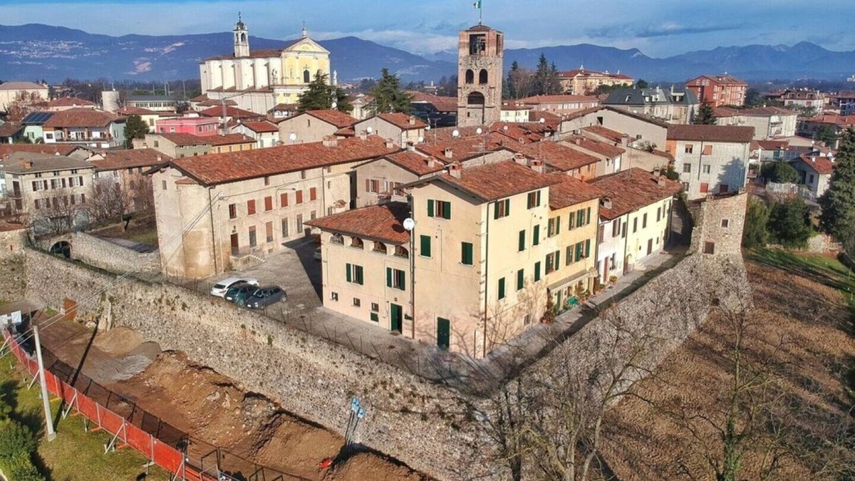 Bedizzole Apartment | Apartment Orange room in the Castle, near Lake Garda