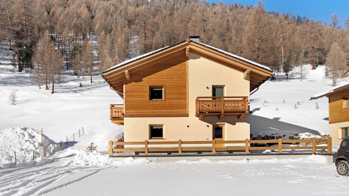 Livigno Apartment | Apartment 'Palipert Nature House' with Mountain View, Shared Garden and Wi-Fi