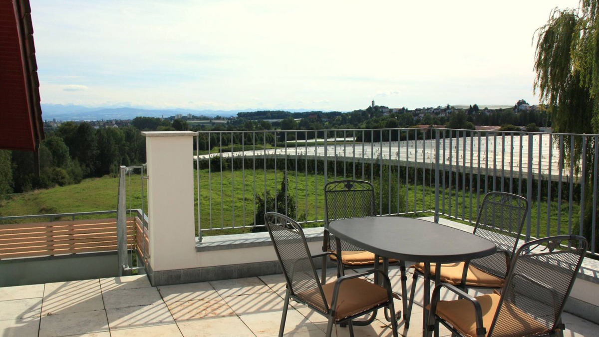Ailingen Apartment | Apartment 'Pano' with Private Garden, Balcony and Wi-Fi