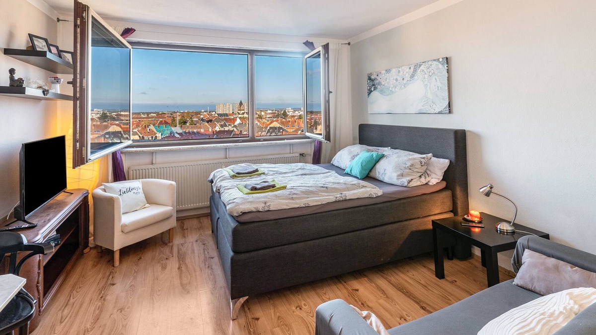 Weststadt Sudlicher Teil Apartment | Apartment 'Panorama-Blick Über Karlsruhe' with Mountain View and Wi-Fi