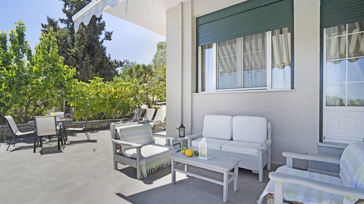Kaminarata Apartment | Apartment 'Paradiso Verde 101' with Mountain View, Wi-Fi and Air Conditioning