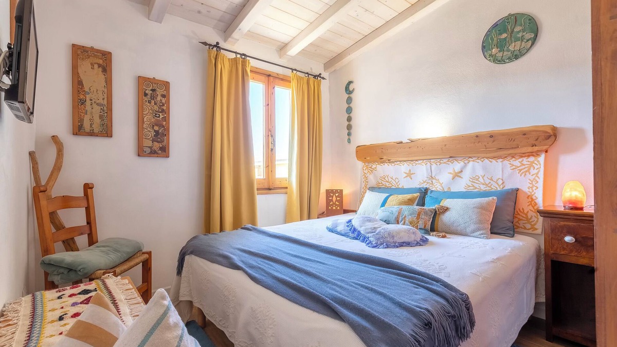 Trinita d'Agultu e Vignola Apartment | Apartment 'Perla Marina' with Balcony, Wi-Fi and Air Conditioning