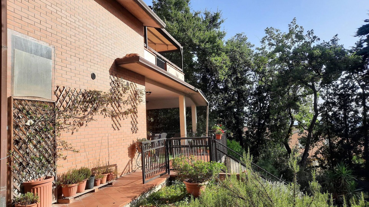San Mariano Apartment | Apartment 'Perugia Mansarda In Villa' with Private Terrace, Shared Garden and Wi-Fi