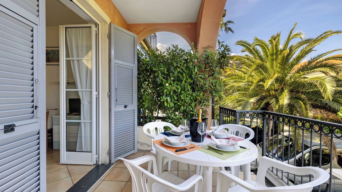 Pietra Ligure Apartment | Apartment 'Pian Dei Boschi B4104' with Shared Pool, Wi-Fi and Air Conditioning