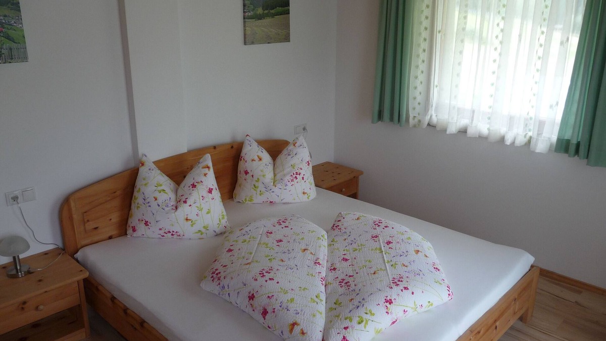Martello Apartment | Apartment 'Pirchahof Dorfblick' with Mountain View, Shared Terrace and Wi-Fi