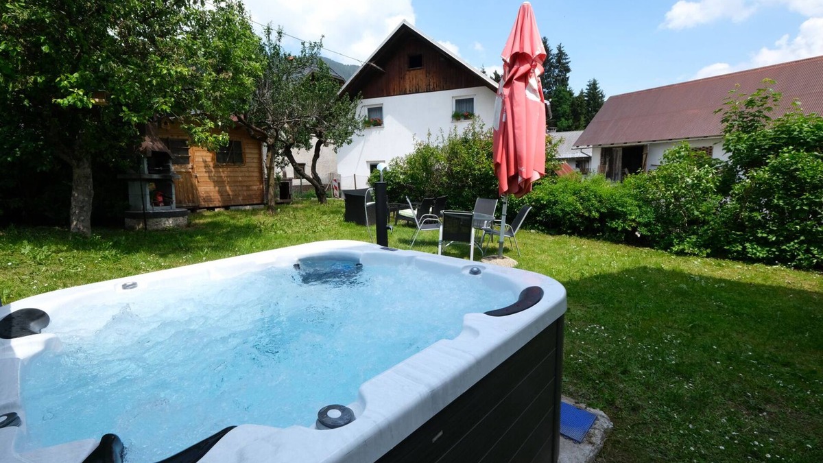 Podkoren Apartment | Apartment Planica 2 with a garden & a hot tub