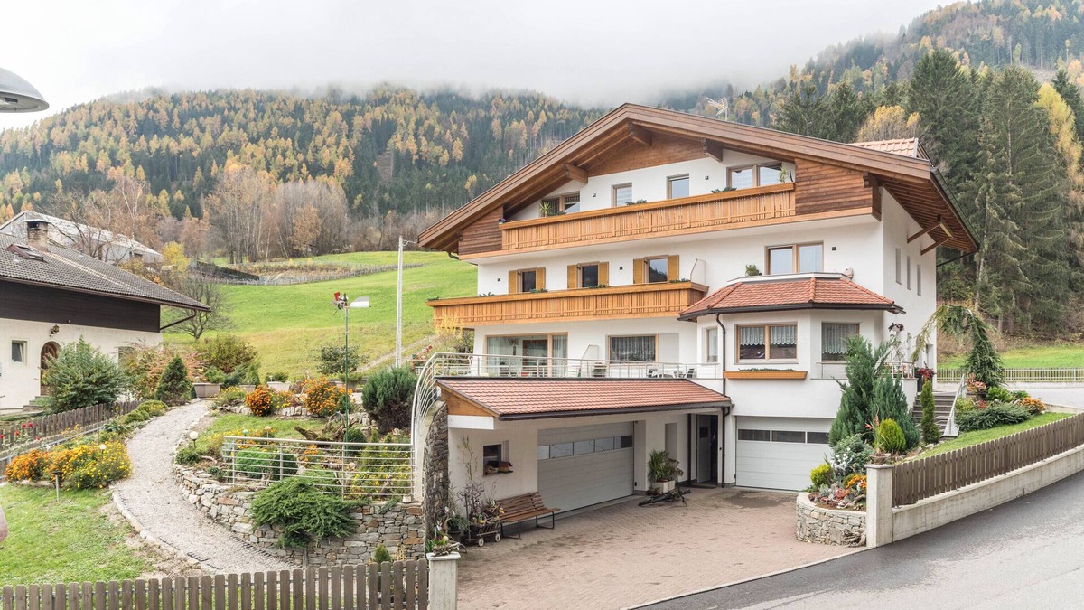Mantana Apartment | Apartment "Pramstaller Kron" with Mountain View, Wi-Fi, Terrace & Garden