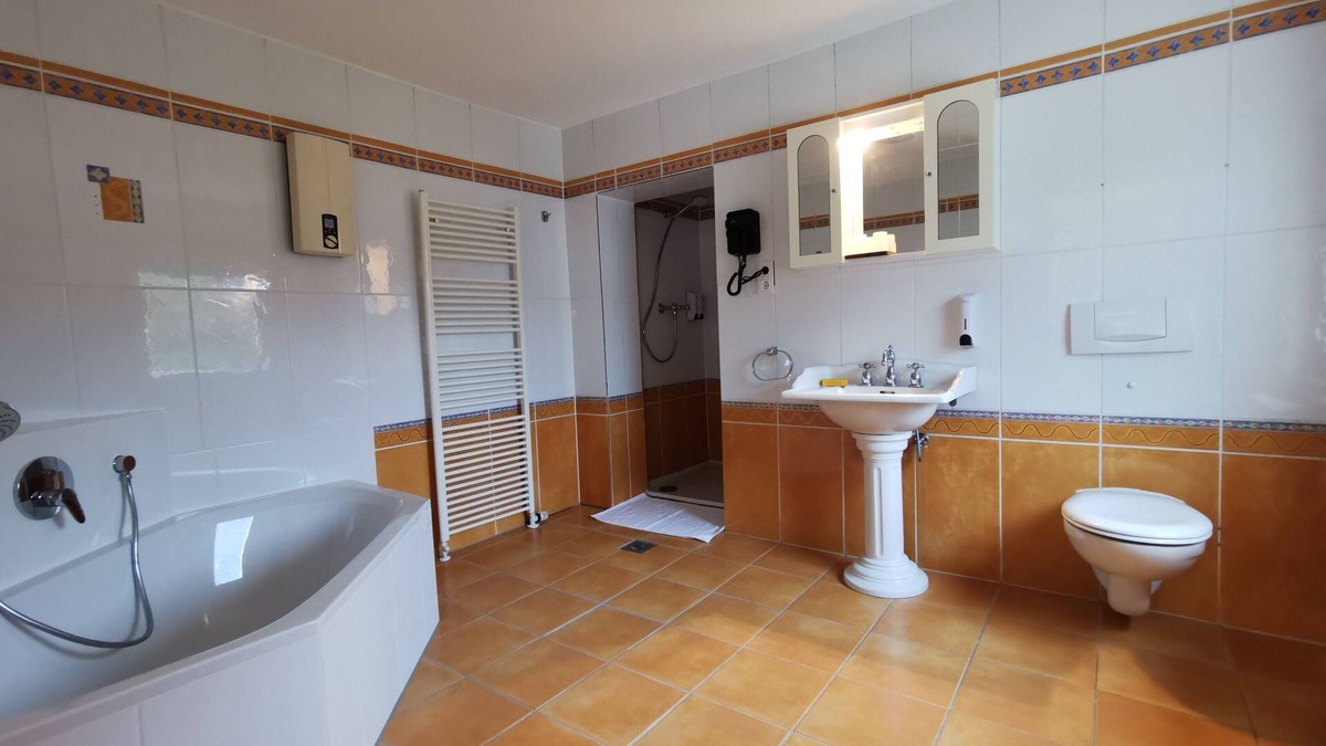 Dormagen Apartment | Apartment-Private Bathroom-Garden view