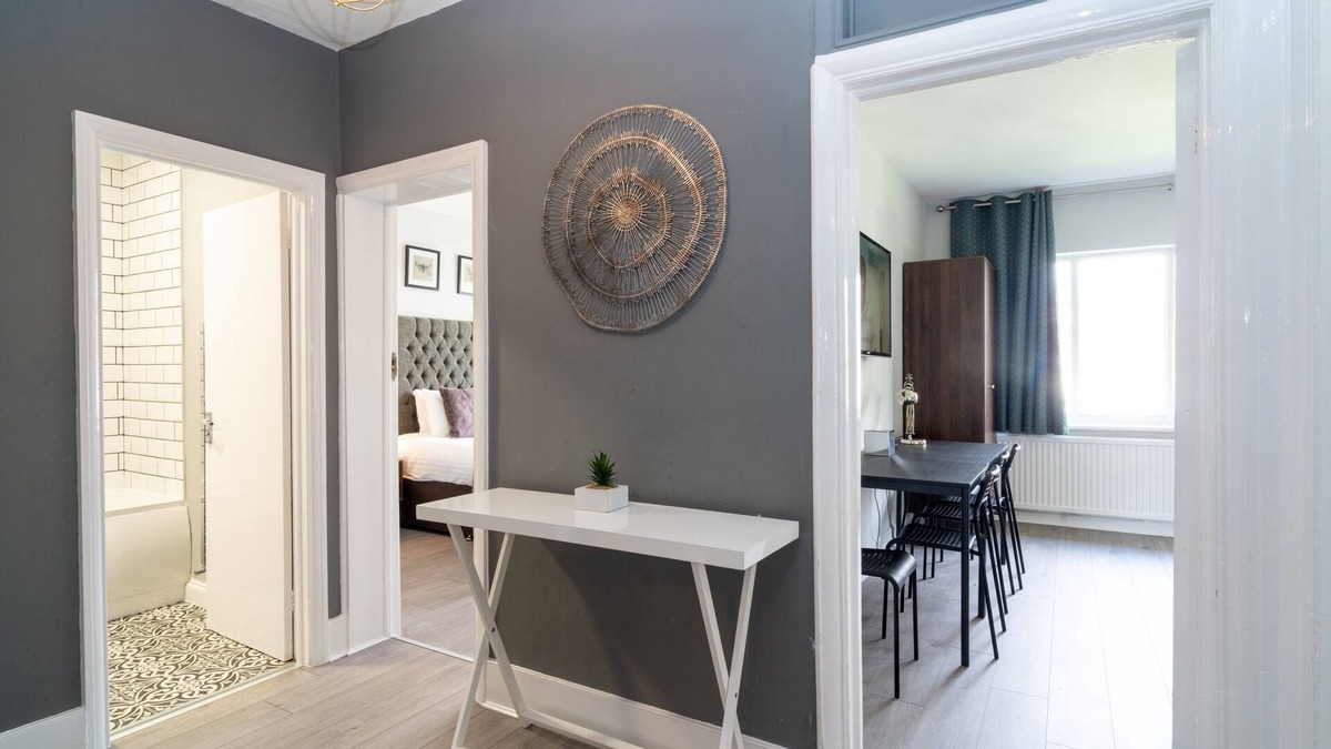 Childs Hill Apartment | Apartment-Private Bathroom-Garden view-3 bedroom