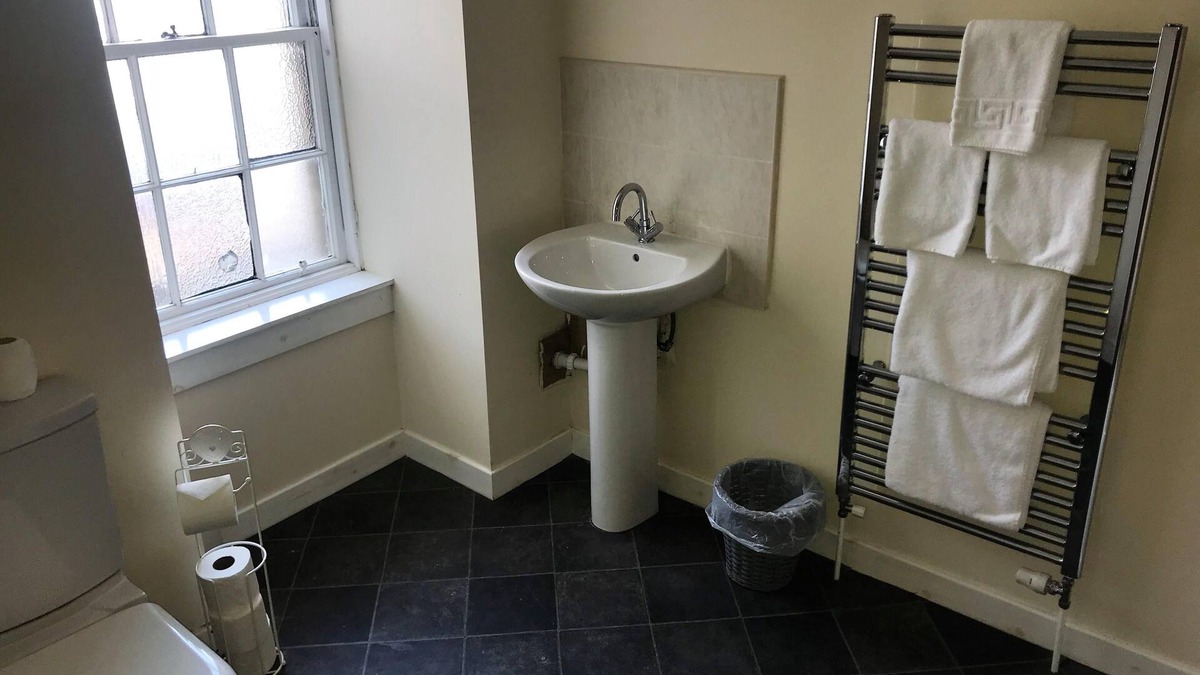 Cumbernauld Apartment | Apartment-Private Bathroom