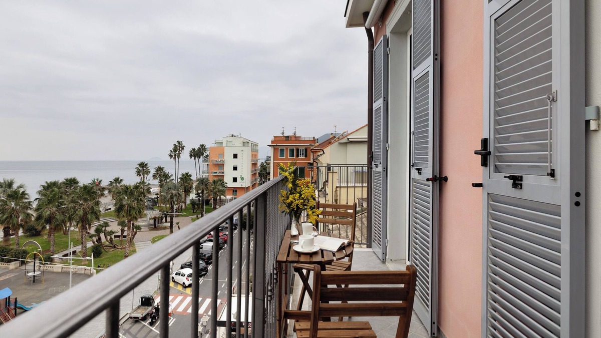 Loano Apartment | Apartment 'PUNTODIVISTA' with Sea View, Wi-Fi and Air Conditioning