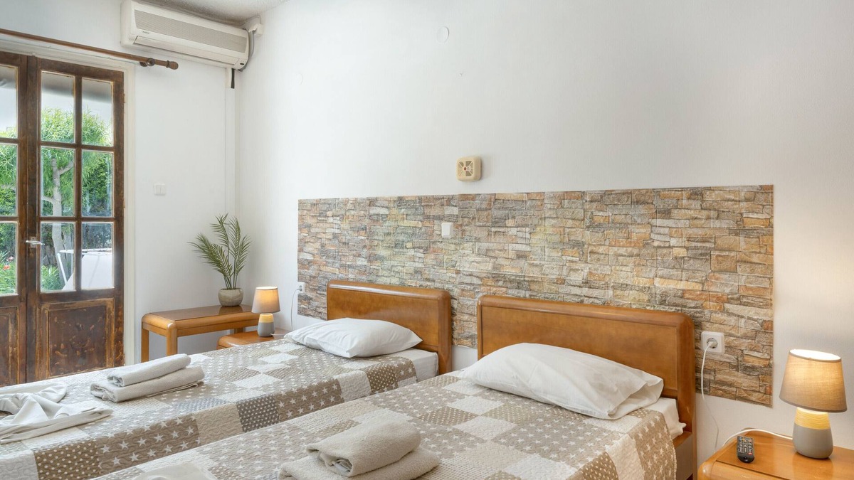 Kalymnos Town Apartment | Apartment 'Quadruple Room No 4' with Mountain View, Wi-Fi and Air Conditioning