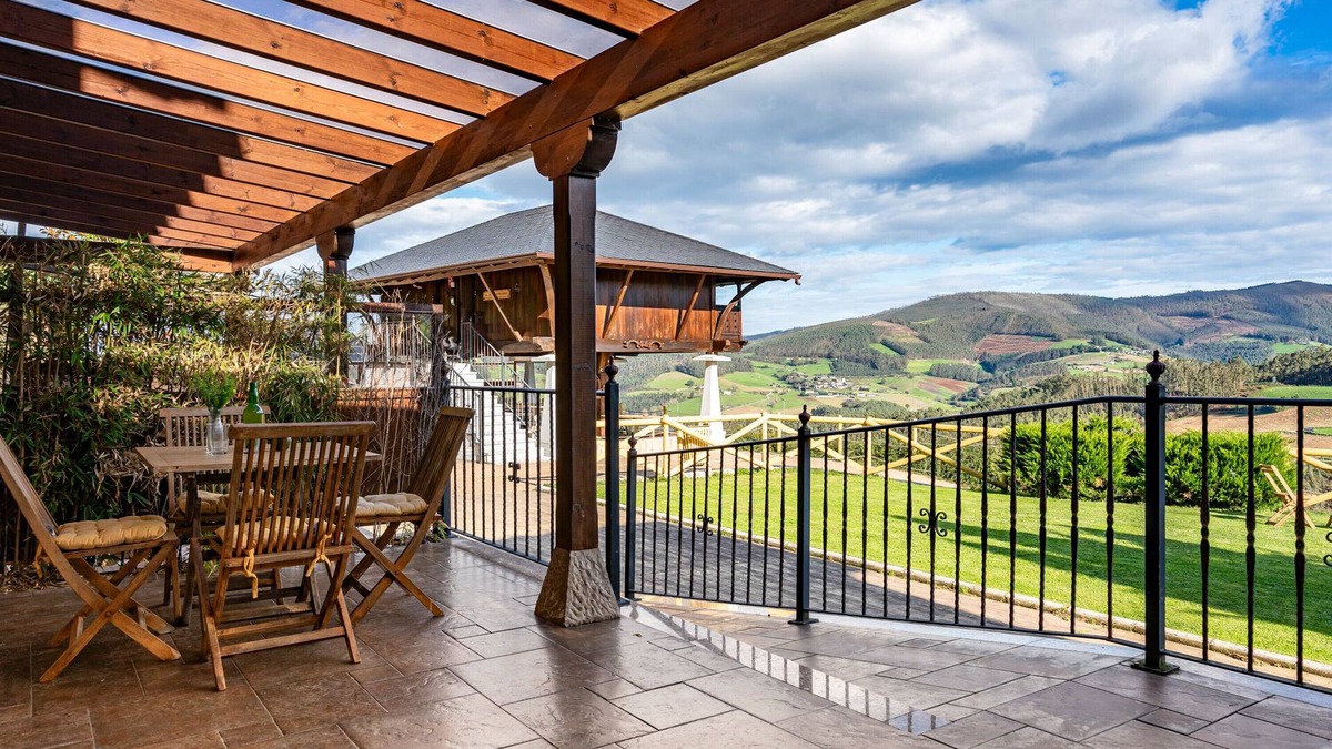 Vegadeo Apartment | Apartment 'R De Alborada Del Eo' with Mountain View, Private Terrace and Wi-Fi