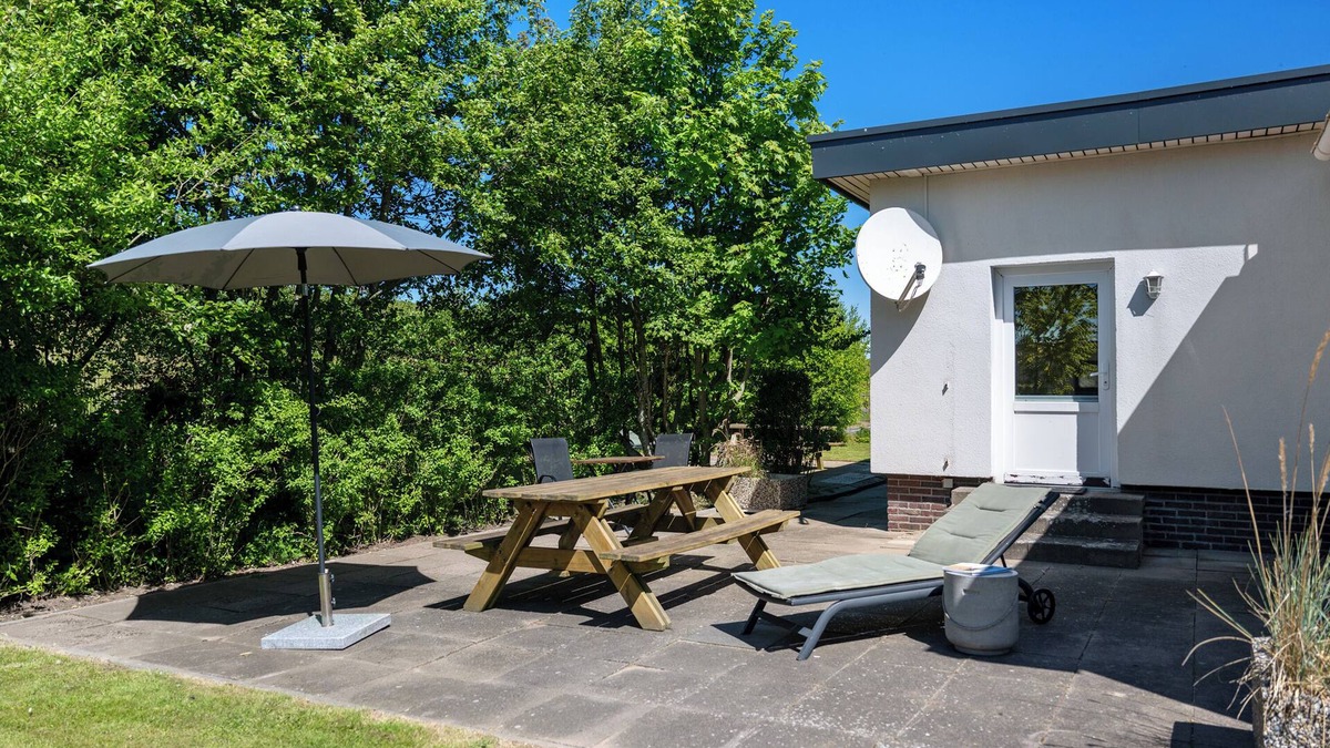 Wesselburenerkoog Apartment | Apartment 'Rechts' with Private Terrace and Private Garden