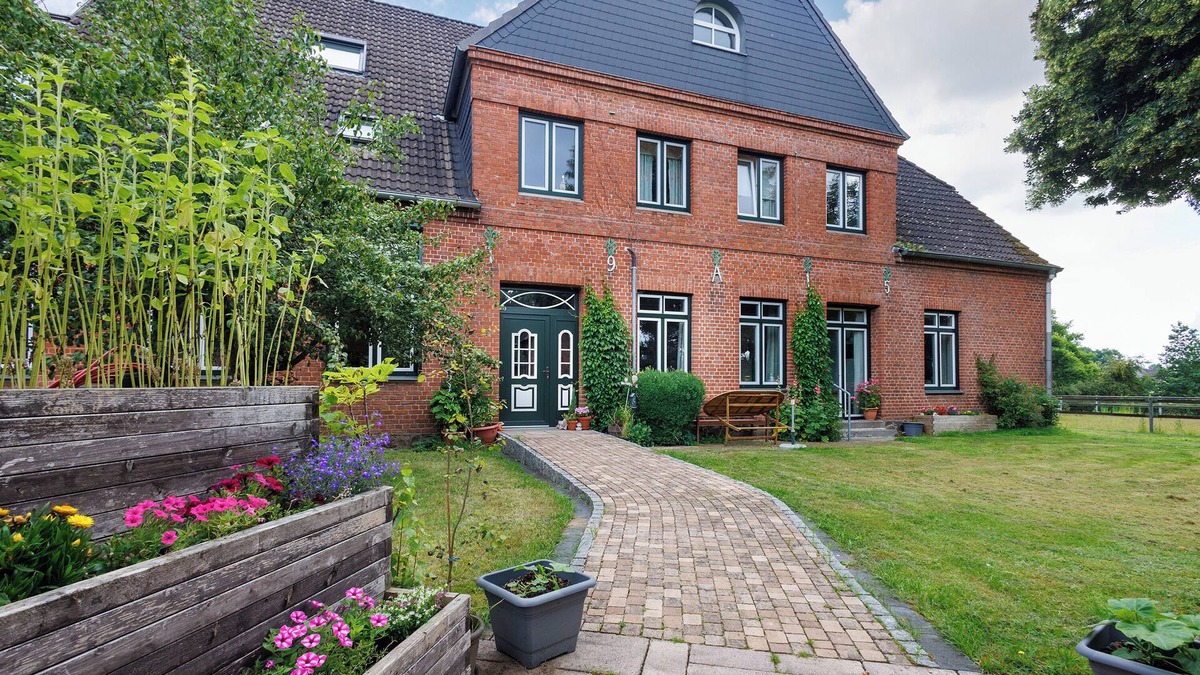 Holstenniendorf Apartment | Apartment 'Reit- Und Ferienhof Alte Dorfschule' with Private Terrace and Wi-Fi