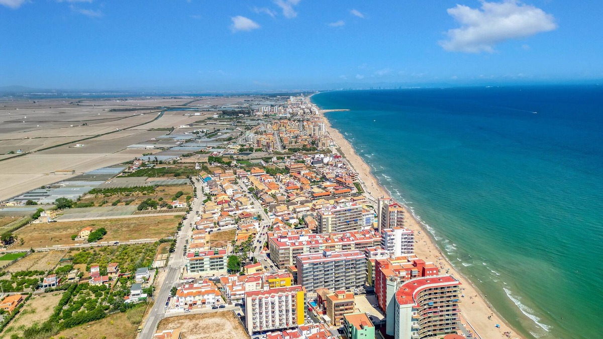 Mareny Barraquetes Apartment | Apartment "Relax Les Palmeres" with Sea View, Terrace & Wi-Fi