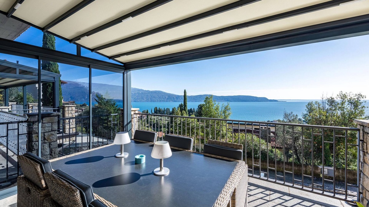 Pulciano Apartment | Apartment 'Residence Virgilio Blue' with Lake View, Wi-Fi and Air Conditioning