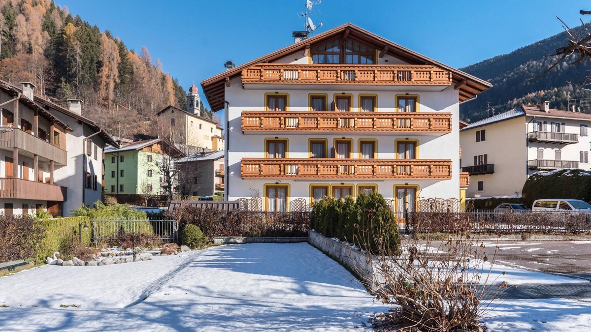 Carisolo Apartment | Apartment "Residence Park Imperator Trilocale 1" with Mountain View, Garden & Wi-Fi