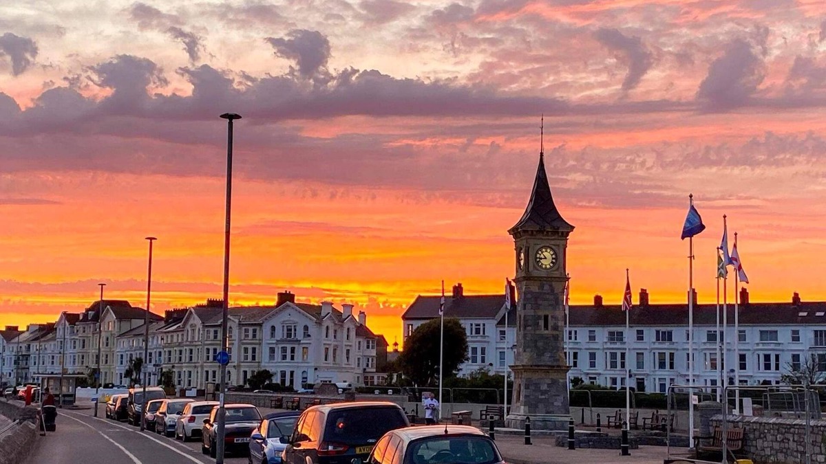 Exmouth Apartment | Apartment right on the seafront of Exmouth Beach.