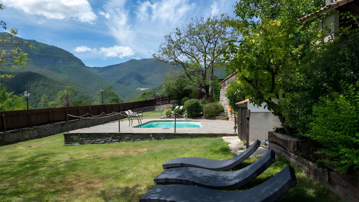Lardies Apartment | Apartment 'Roble' with Mountain View, Shared Pool and Wi-Fi
