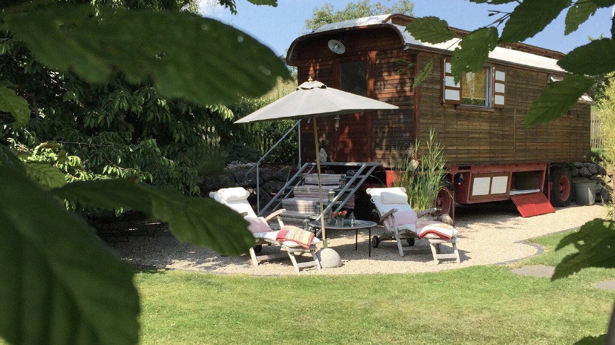 Hummel Apartment | Apartment 'Romantikurlaub Im Zirkuswagen' with Private Garden and Wi-Fi