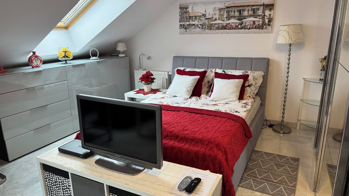 Gdansk Apartment | Apartment room + kitchen + private bathroom in Gdansk; parking lot; WLAN; Sat TV
