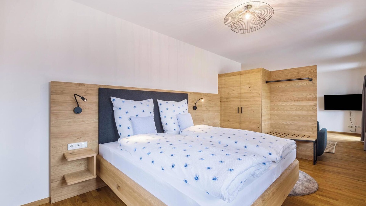 Gilching Apartment | Apartment 'Rosa' at the Schloegelhof with Wi-Fi & Balcony