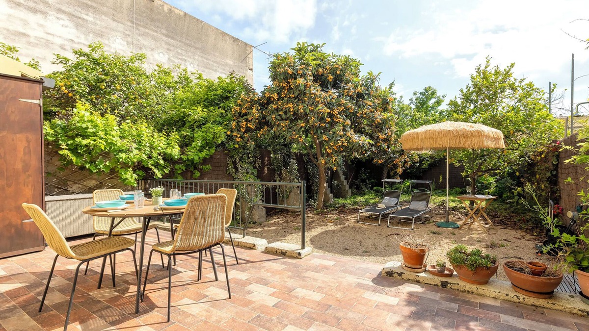Pivarada Apartment | Apartment 'Rosas' with Private Terrace, Private Garden and Wi-Fi