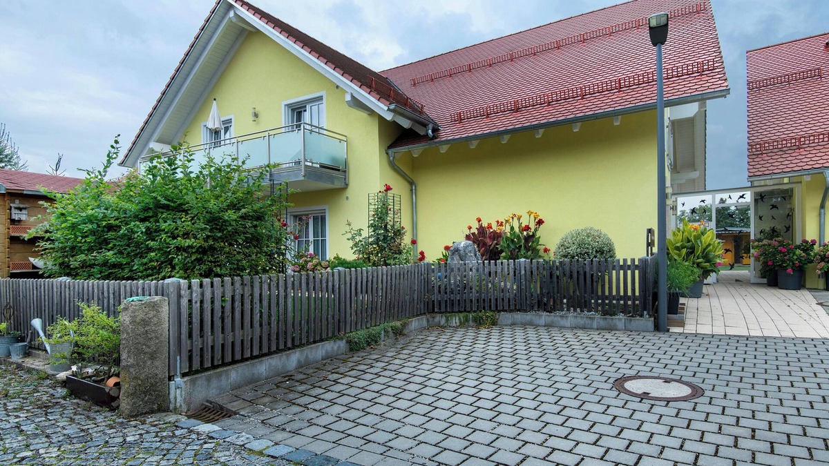 Ihrlerstein Apartment | Apartment 'Rosi' with Balcony and Wi-Fi