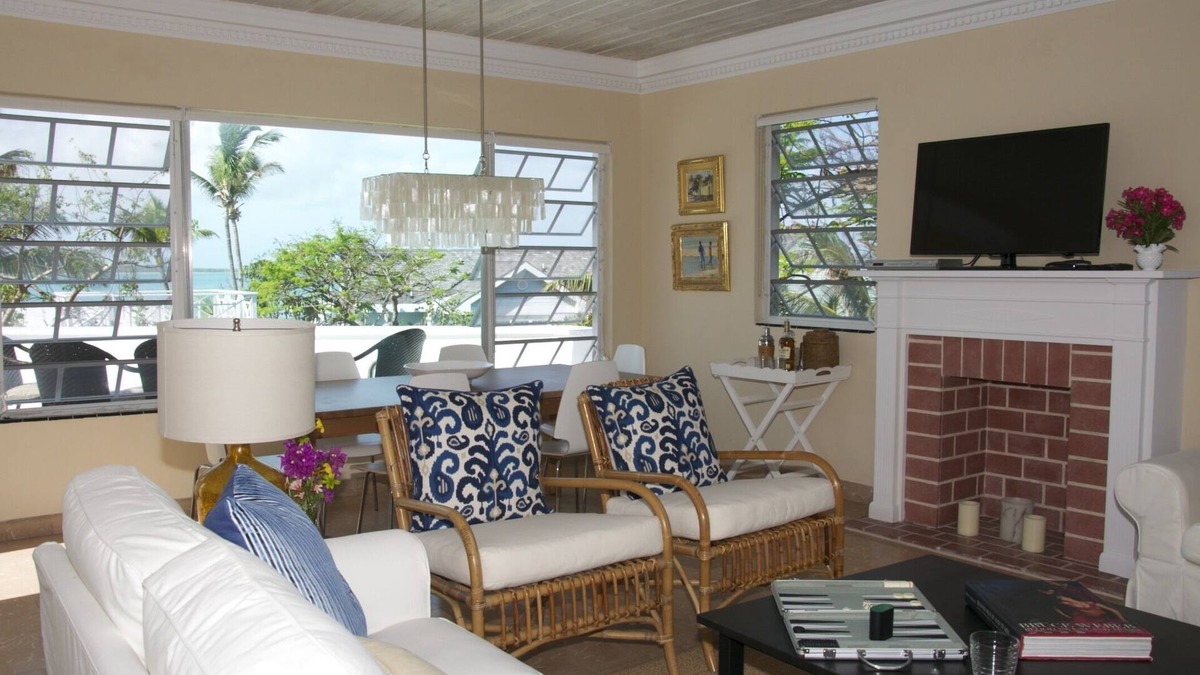 Dunmore Town Apartment | 'Apartment Royal' Historic Dunmore Town, Harbour Island