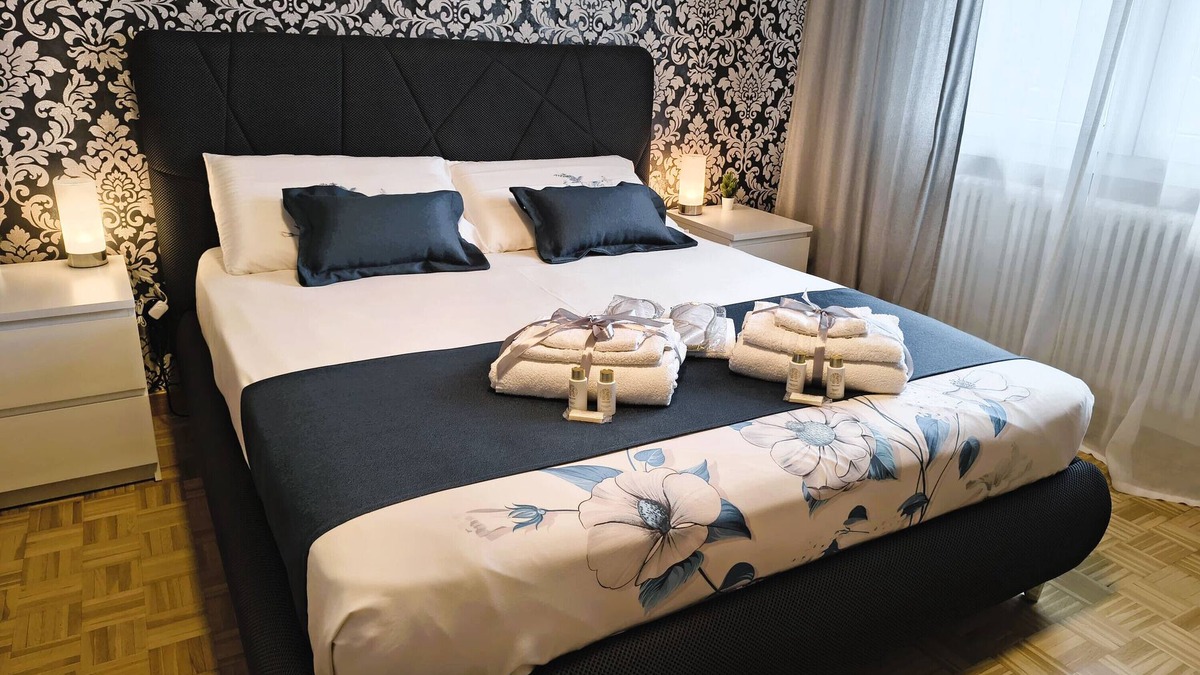 Camin Apartment | Apartment 'Royal Residence' with Shared Garden, Wi-Fi and Air Conditioning