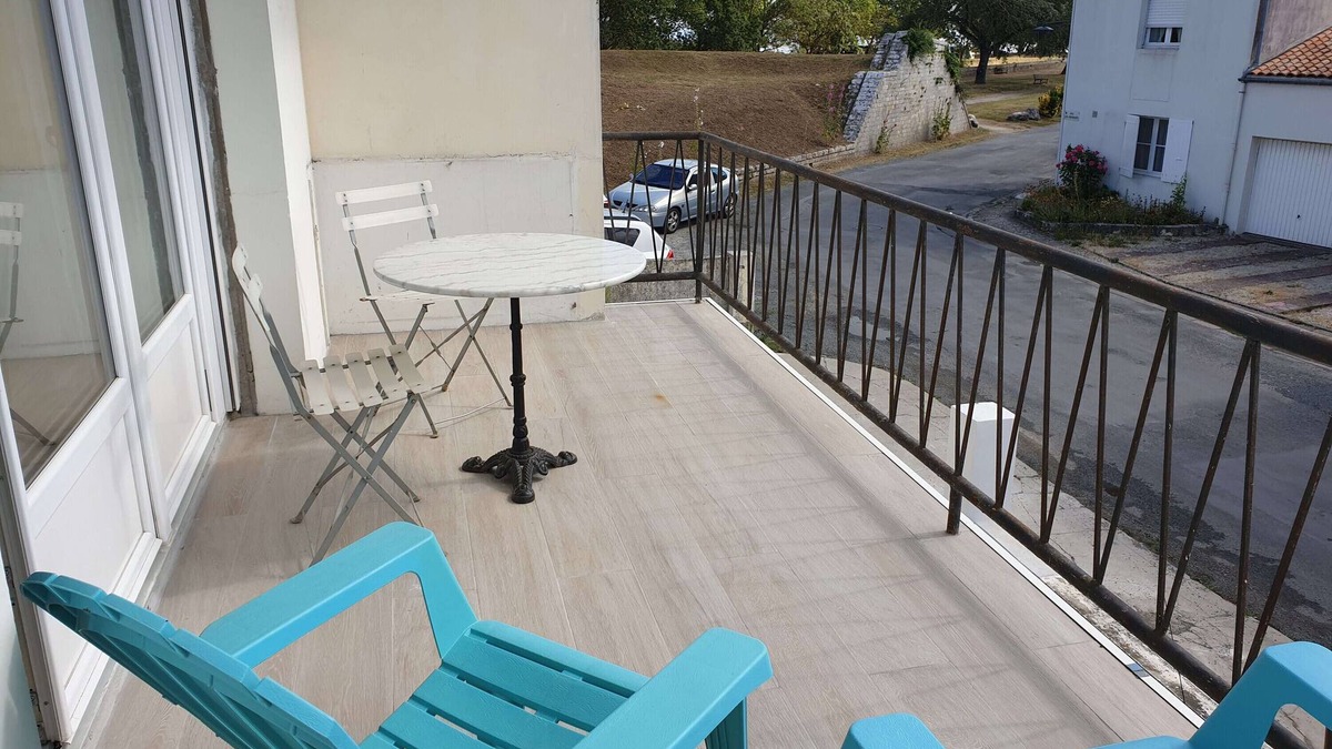 Le Chateau-d'Oleron Apartment | Apartment 'Studio Centre Du Château' with Balcony and Wi-Fi