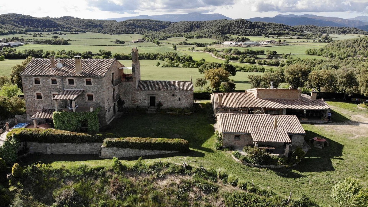 Gargalla House | Apartment 'Sant Grau I' with Mountain Views, Shared Pool and Wi-Fi