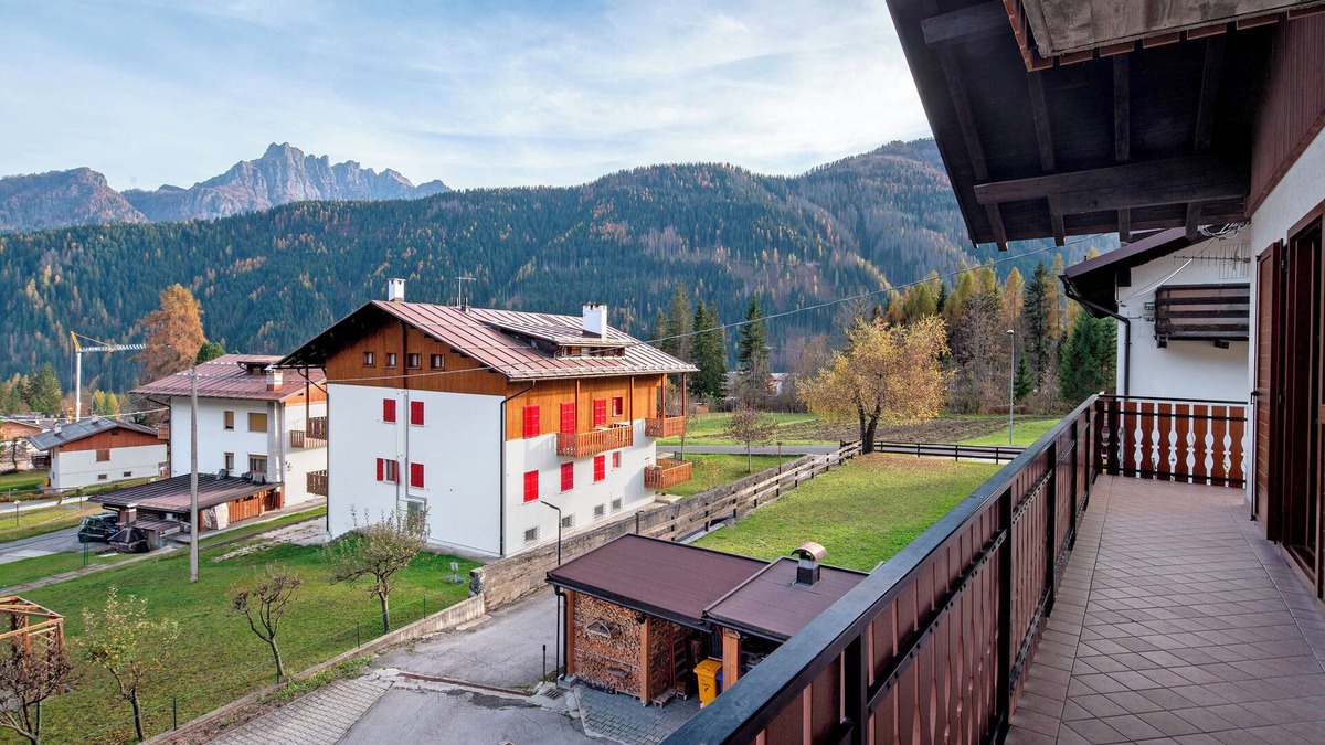 Pie Falcade Apartment | Apartment 'Sasedel' with Mountain View, Shared Garden and Balcony